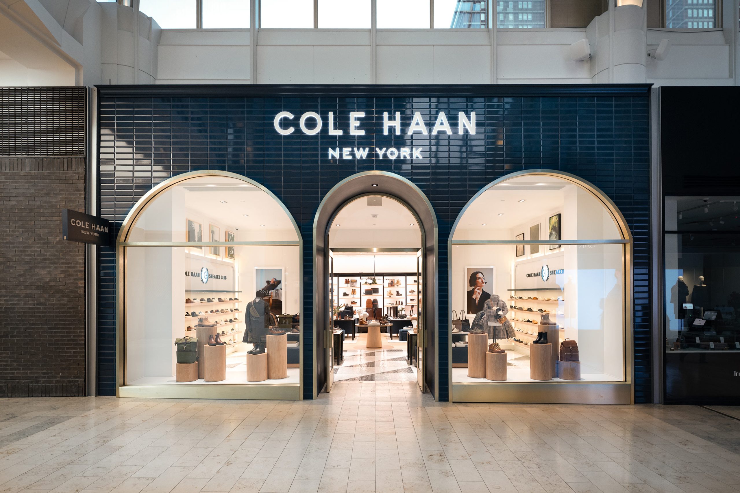 Фасадата на 600-ия магазин на Cole Haan в Prudential Center, Бостън