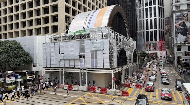 Louis Vuitton в Landmark, Хонконг, по време на изграждането на инсталацията