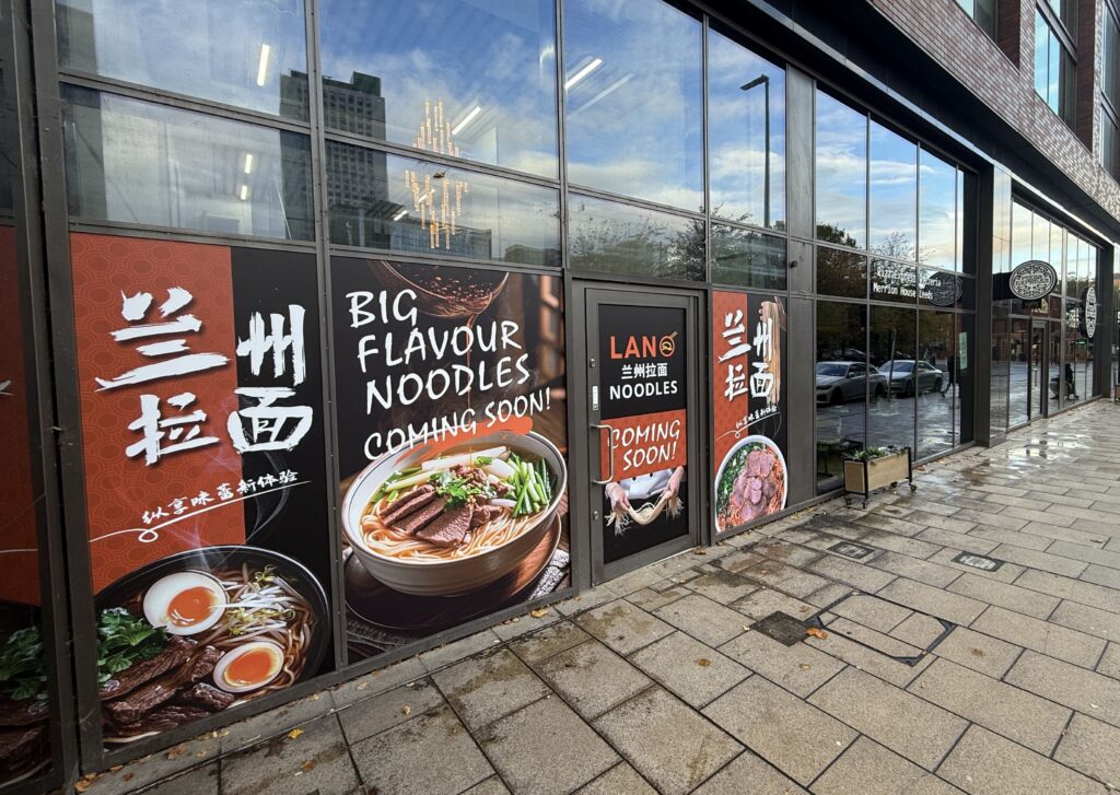 Предстоящият ресторант Lano Noodles на Merrion Way с надписи Coming Soon