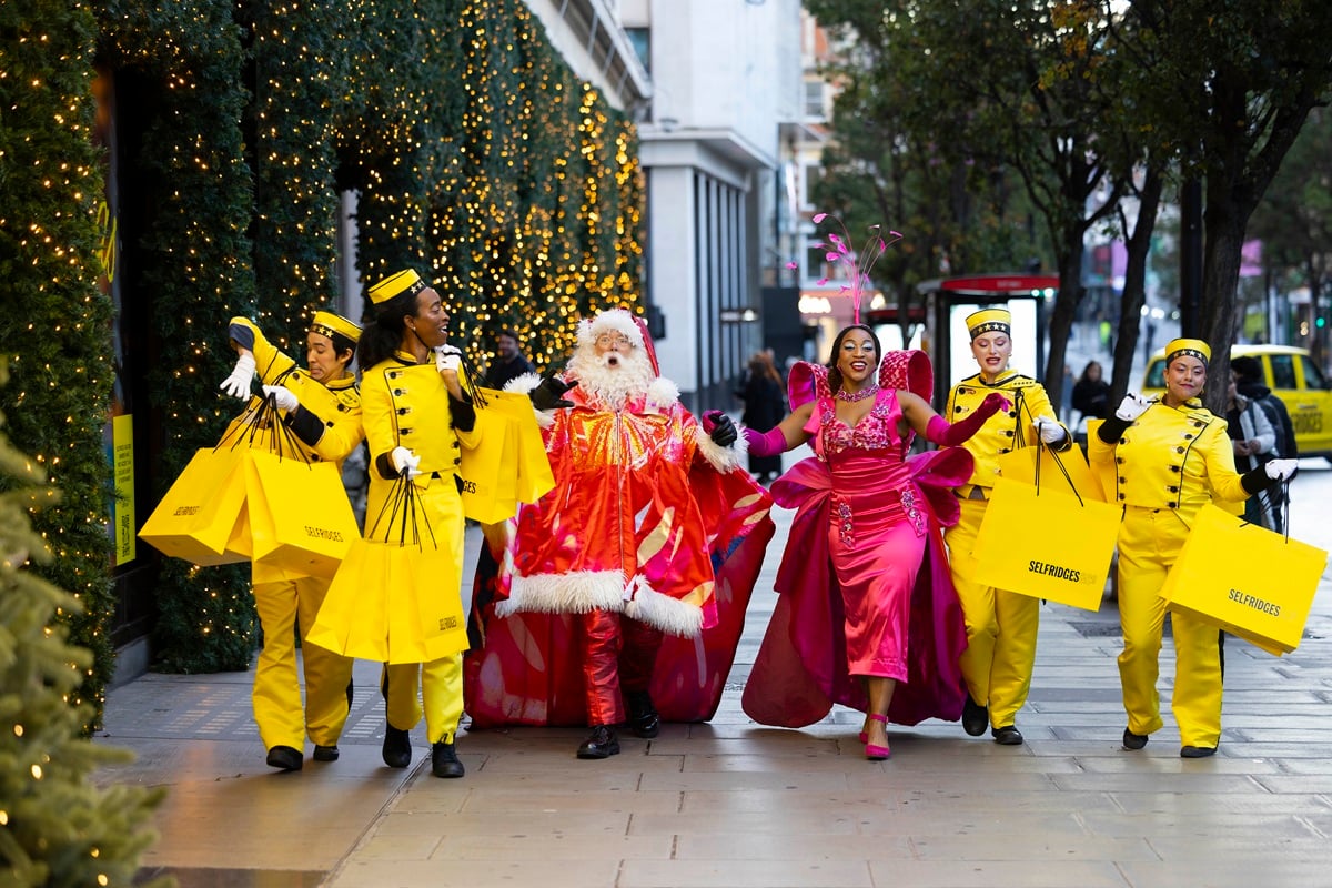 Персонажи от Christmas and the City пред Selfridges