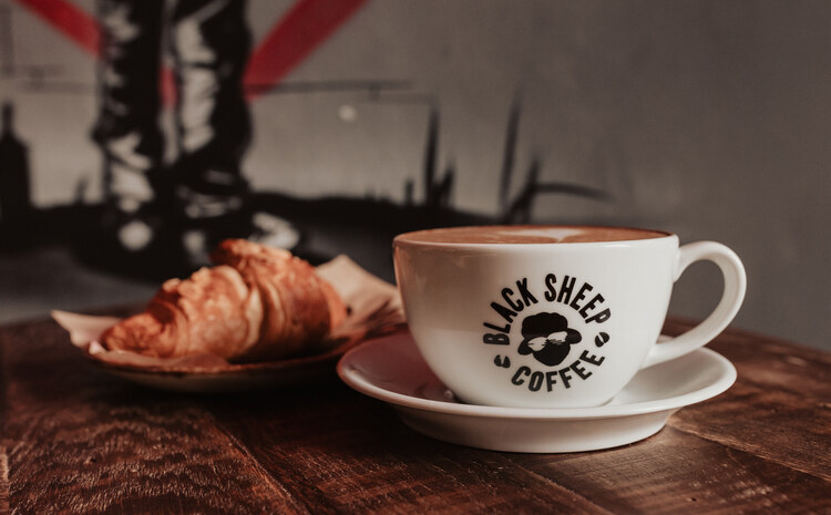 Black Sheep Coffee, илюстративна продуктова снимка на кафе и кроасан
