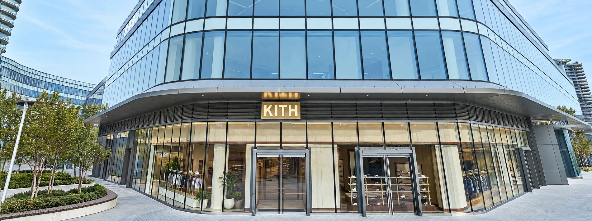 Фасадата на новия Kith Vancouver в Oakridge Park