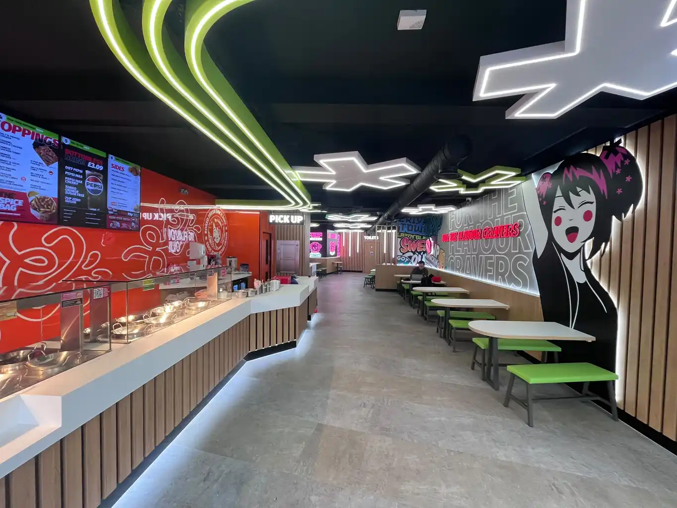Интериор на ресторант Chopstix с обслужващ щанд и места за хранене